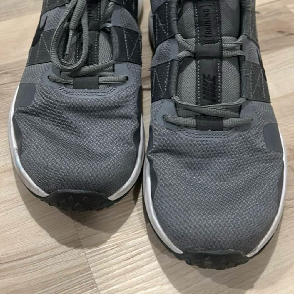 Nike Men's Black and Gray Athletic Shoes